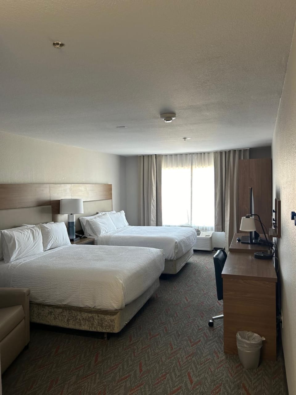 Bed, TV and multimedia, Living room, Photo of the whole room, Seating area, Bedroom
