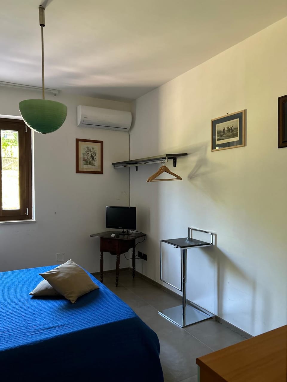 Bed, TV and multimedia, Bedroom, hair dresser