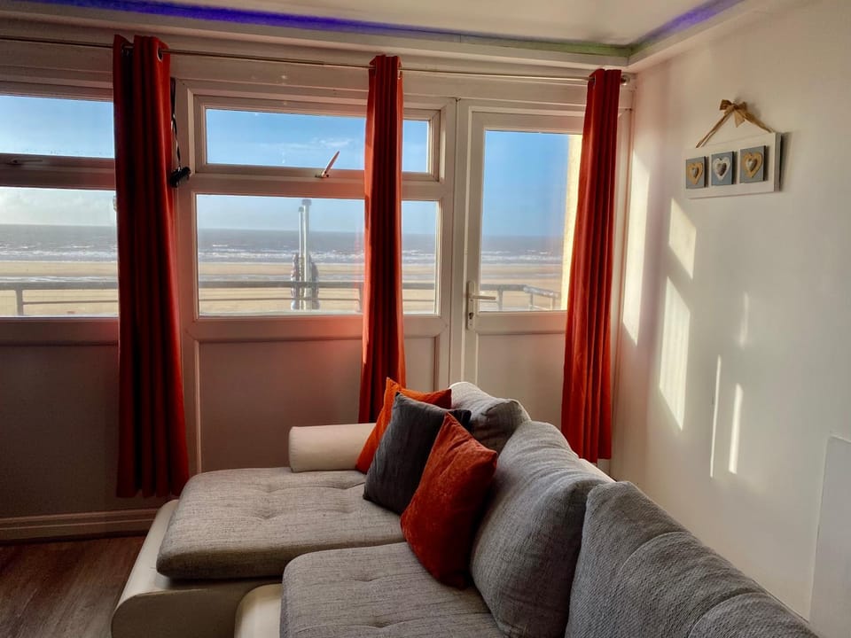 Natural landscape, View (from property/room), Balcony/Terrace, Living room, Seating area, Sea view
