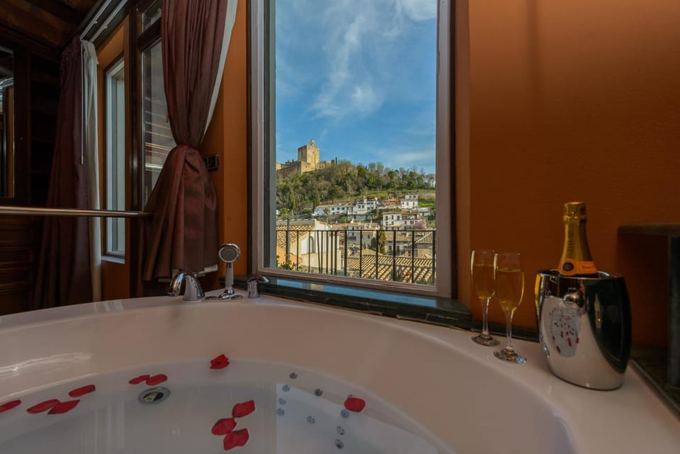 Hot Tub, Decorative detail, Bedroom, Landmark view