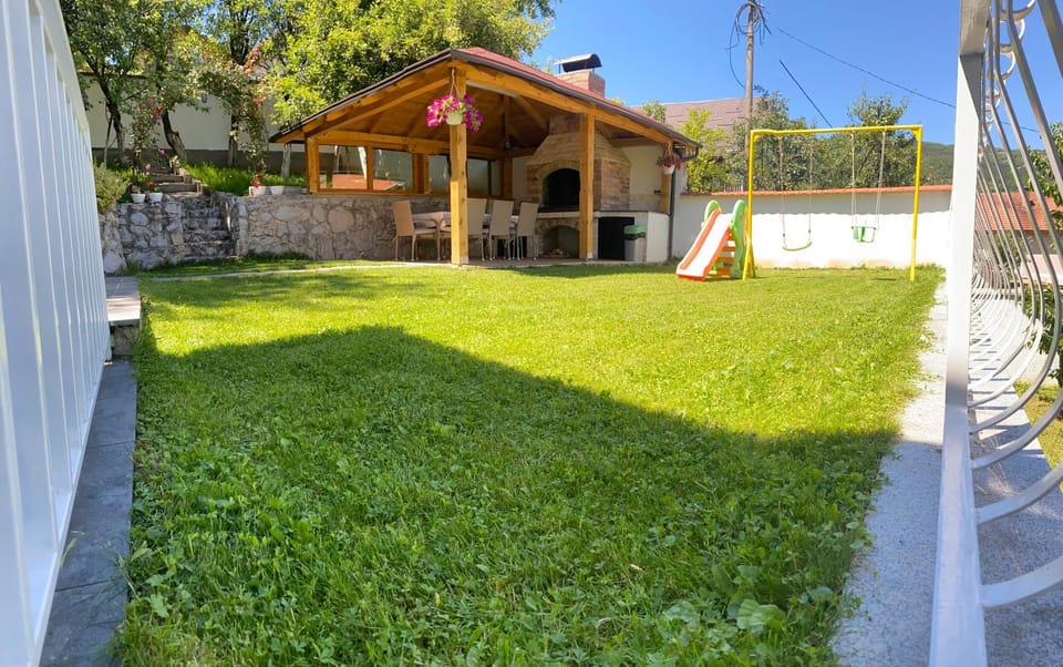 Property building, Patio, Day, Natural landscape, Garden, Garden view