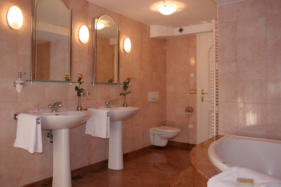 Shower, Toilet, Bathroom, Bath, bidet, towels