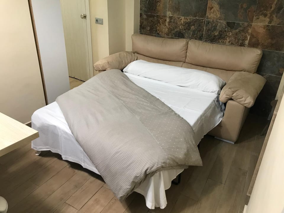 Bed, Photo of the whole room, Decorative detail, Bedroom