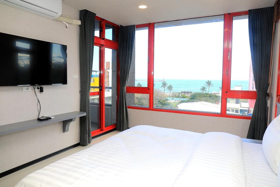 Photo of the whole room, Sea view