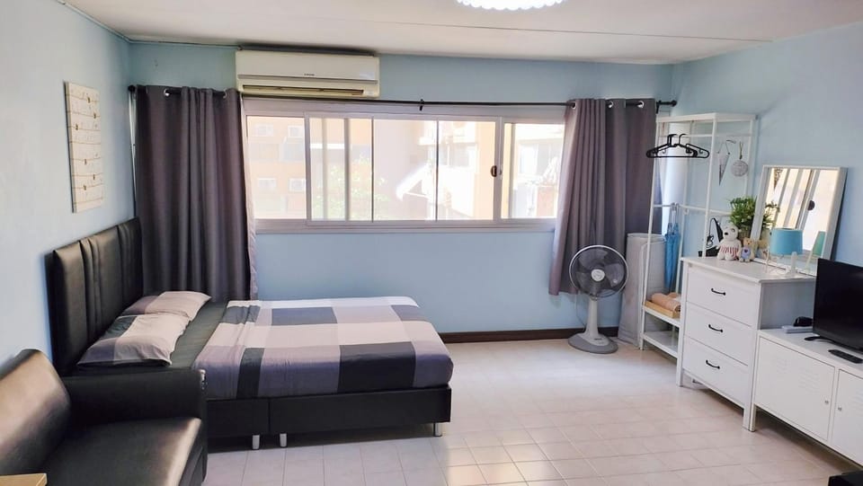 Bed, TV and multimedia, Living room, Photo of the whole room, Seating area, Bedroom, air conditioner
