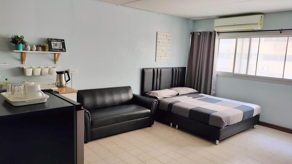 Bed, Living room, Photo of the whole room, Seating area, Bedroom