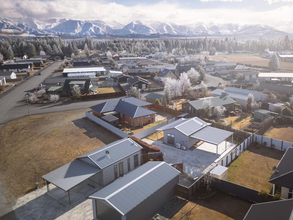 Property building, Neighbourhood, Mountain view