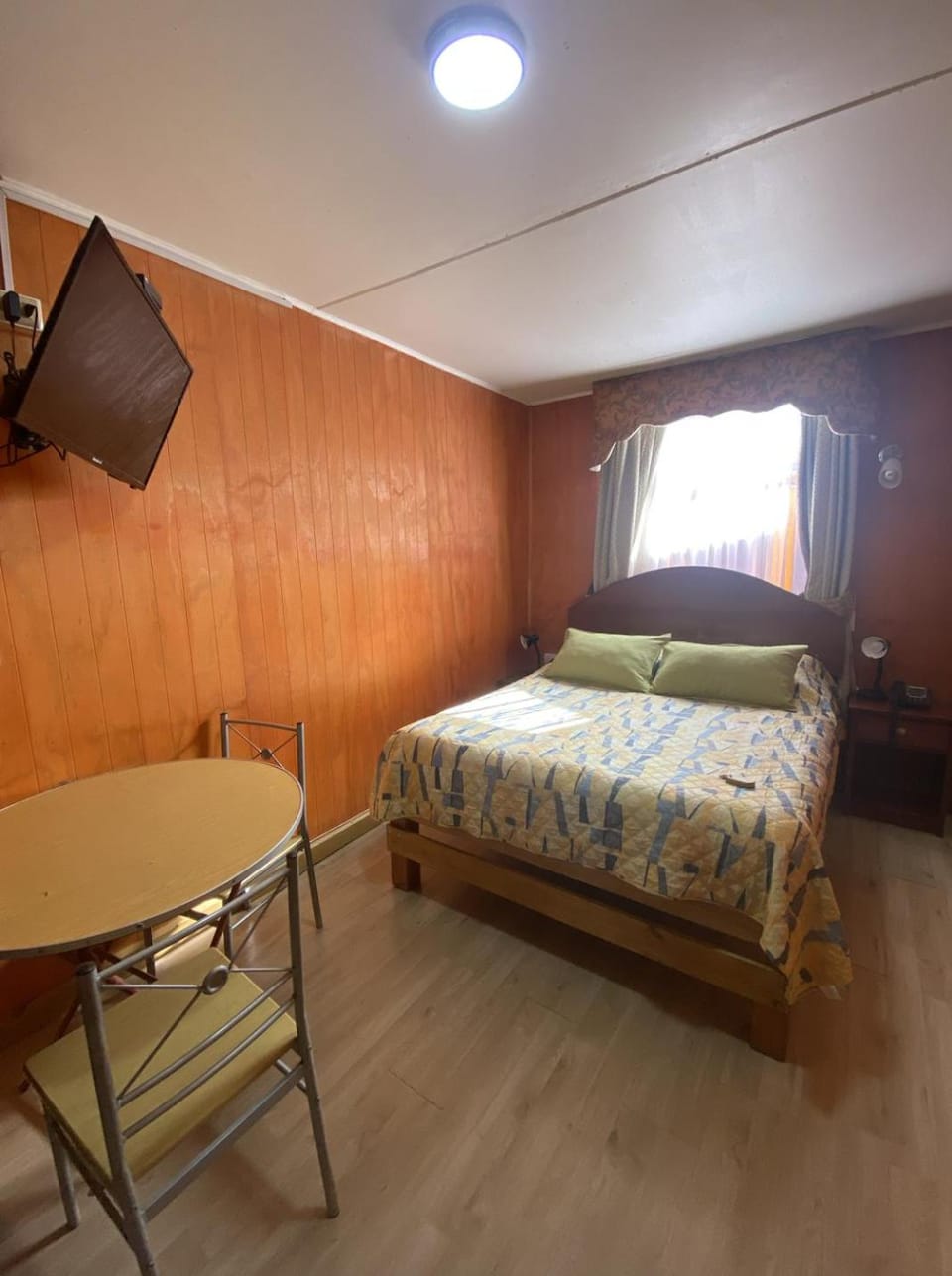 HOTEL CASAGRANDE con estacionamiento EXCLUSIVO y estamos a 50 MTS del Terminal de Buses Hotel in Valdivia