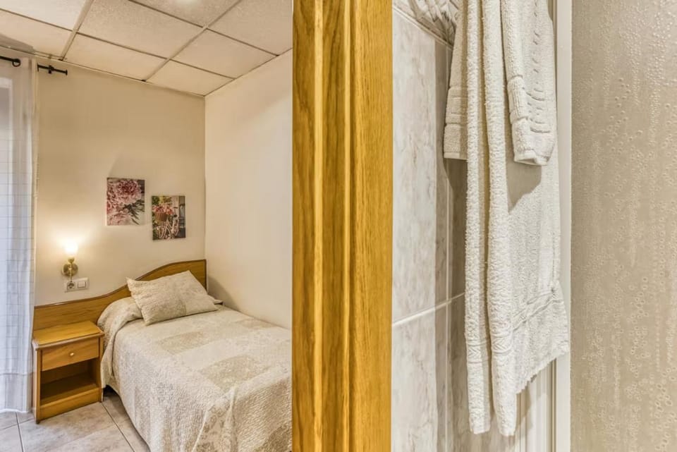Hostal La Barretina Bed and Breakfast in Figueres