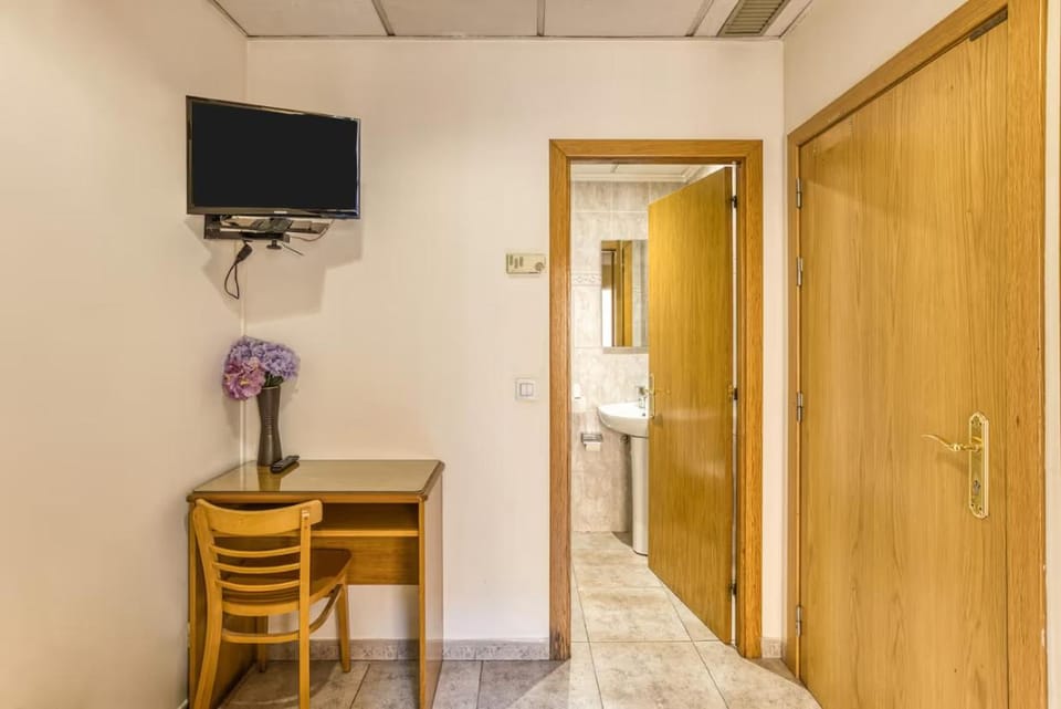 Hostal La Barretina Bed and Breakfast in Figueres