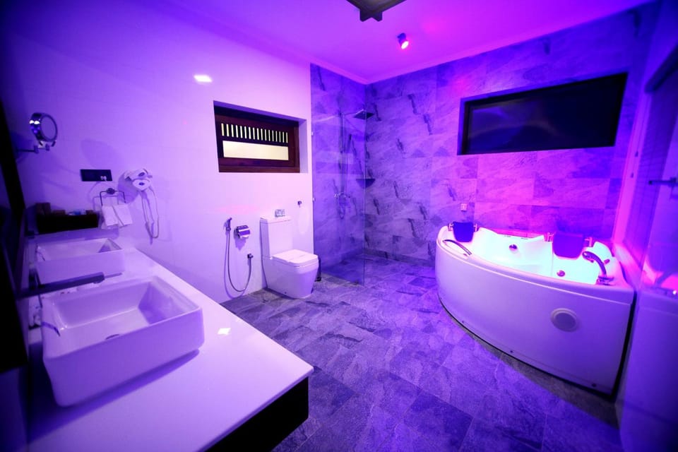 Hot Tub, Bathroom