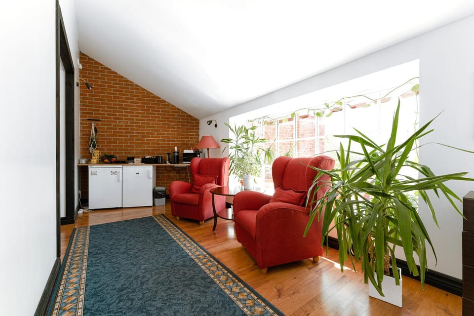 Communal lounge/ TV room, Coffee/tea facilities, Kitchen or kitchenette, Seating area, Communal kitchen, Breakfast