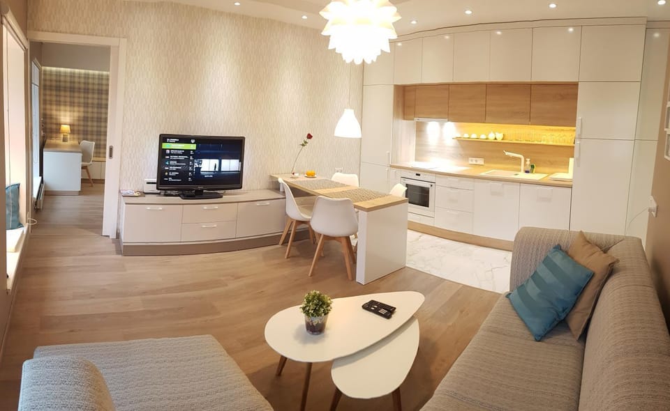 TV and multimedia, Kitchen or kitchenette, Living room, Seating area, Dining area
