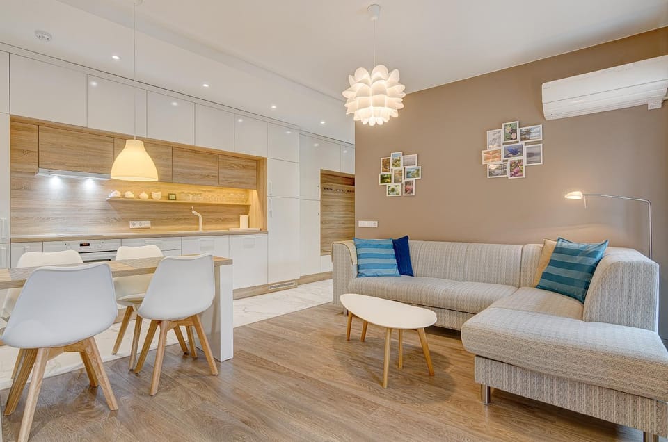 Kitchen or kitchenette, Living room, Seating area, Dining area