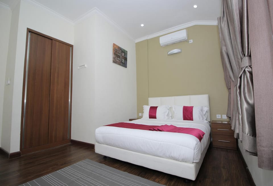 Bed, Photo of the whole room, Bedroom, towels, wardrobe, air conditioner