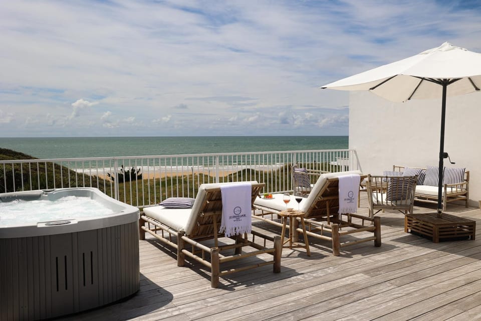 Natural landscape, Hot Tub, View (from property/room), Balcony/Terrace, Beach, Bedroom, Sea view, sunbed