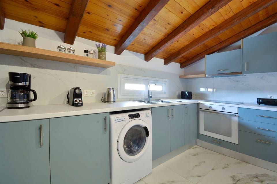 Coffee/tea facilities, Kitchen or kitchenette, toaster, washing machine