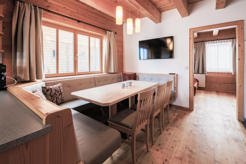 Seating area, Dining area