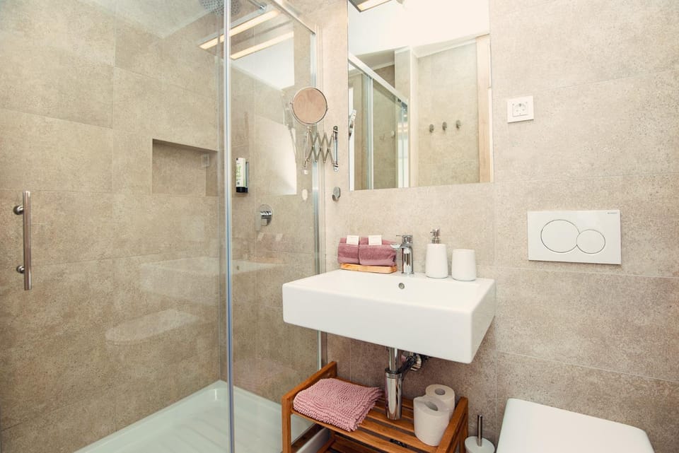 Shower, Toilet, Bathroom, towels