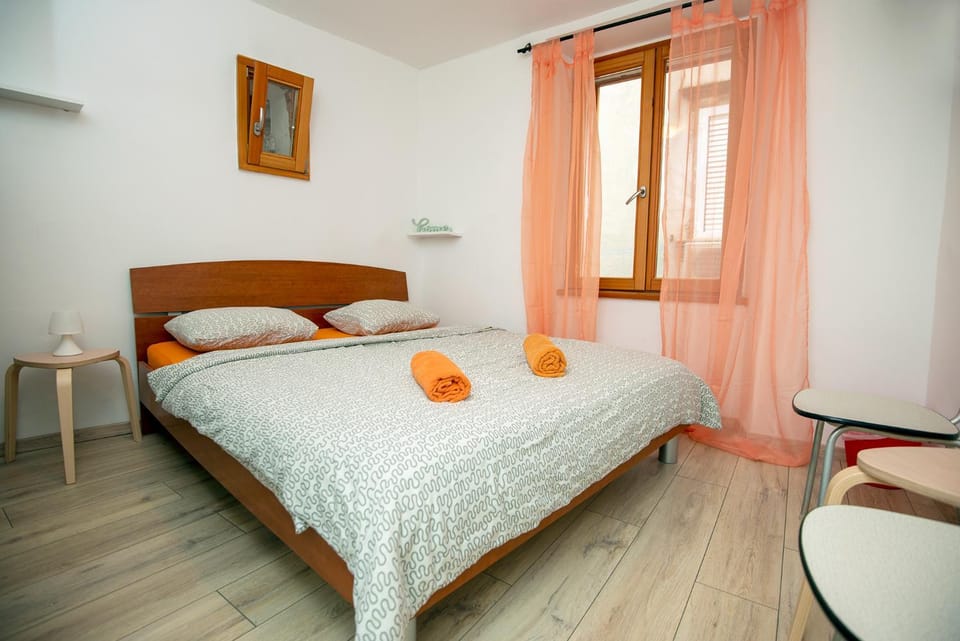 Bed, Bedroom, towels