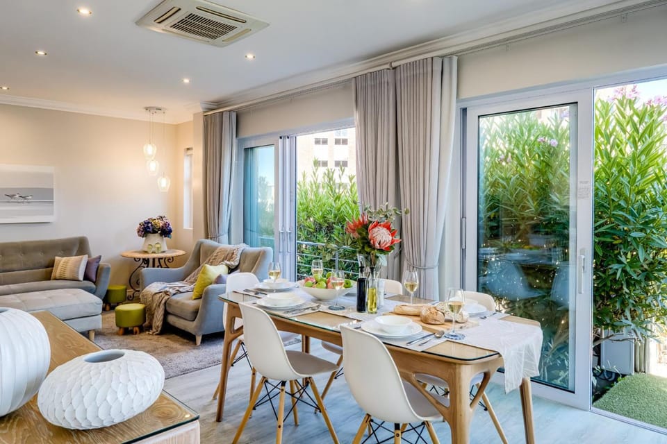 Living room, Seating area, Dining area, Garden view