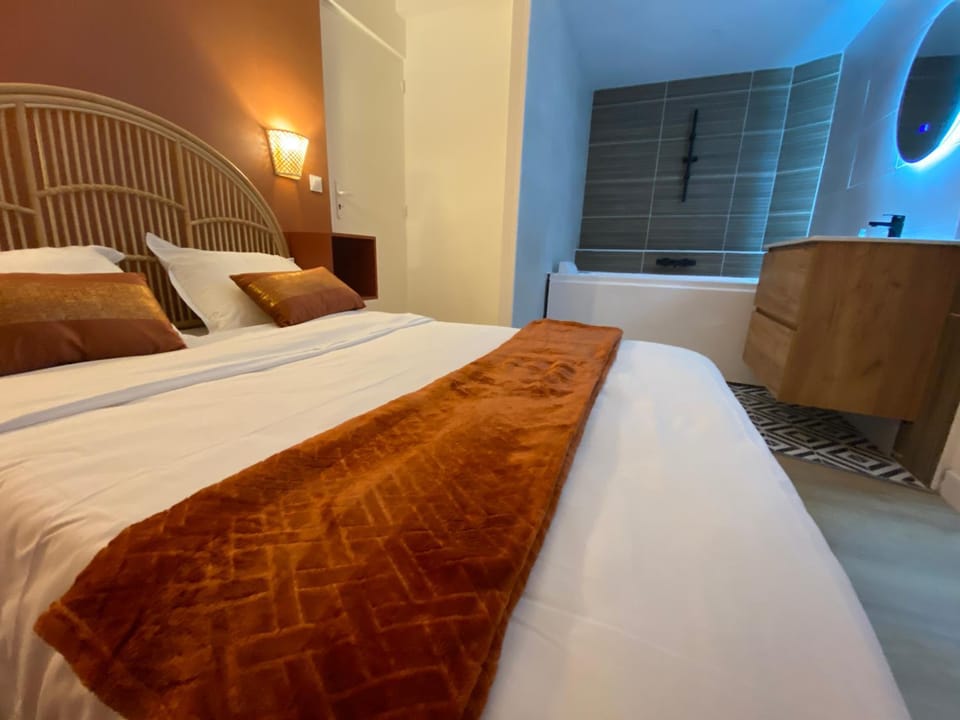 Bed, Hot Tub