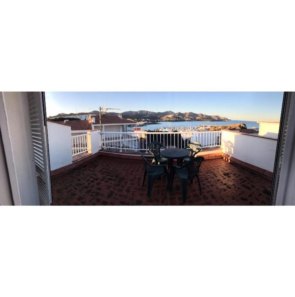 Photo of the whole room, Sea view