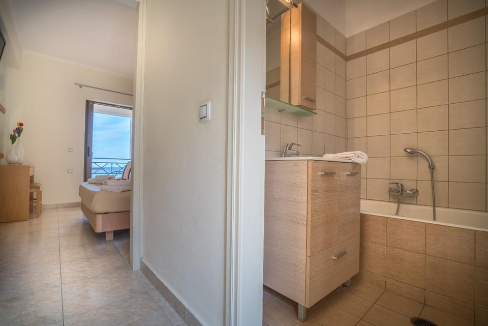 Bathroom, Bedroom, Sea view