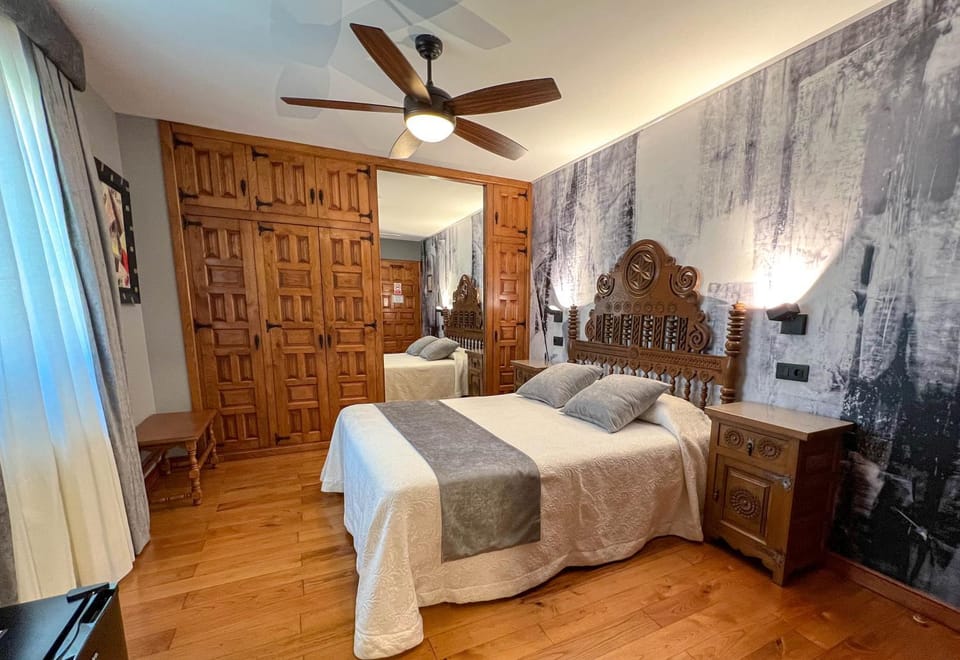 Photo of the whole room, Decorative detail, Bedroom