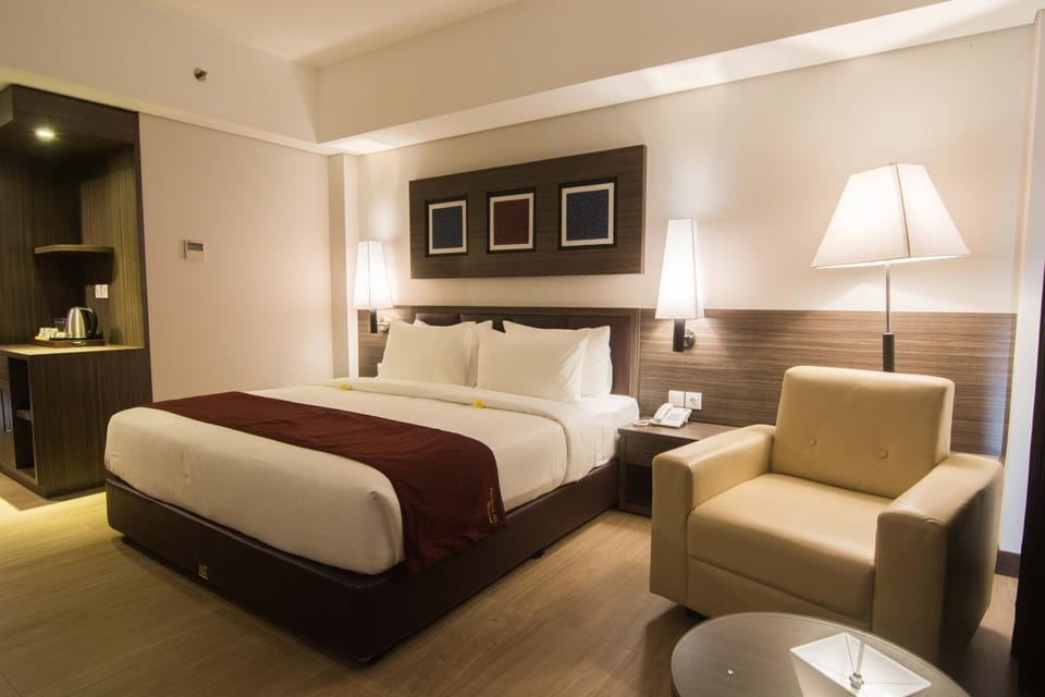 Bed, Photo of the whole room, Seating area, Bedroom