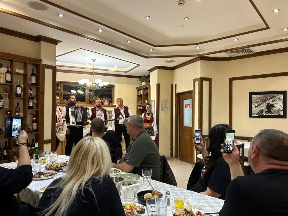 Restaurant/places to eat, People, Banquet/Function facilities