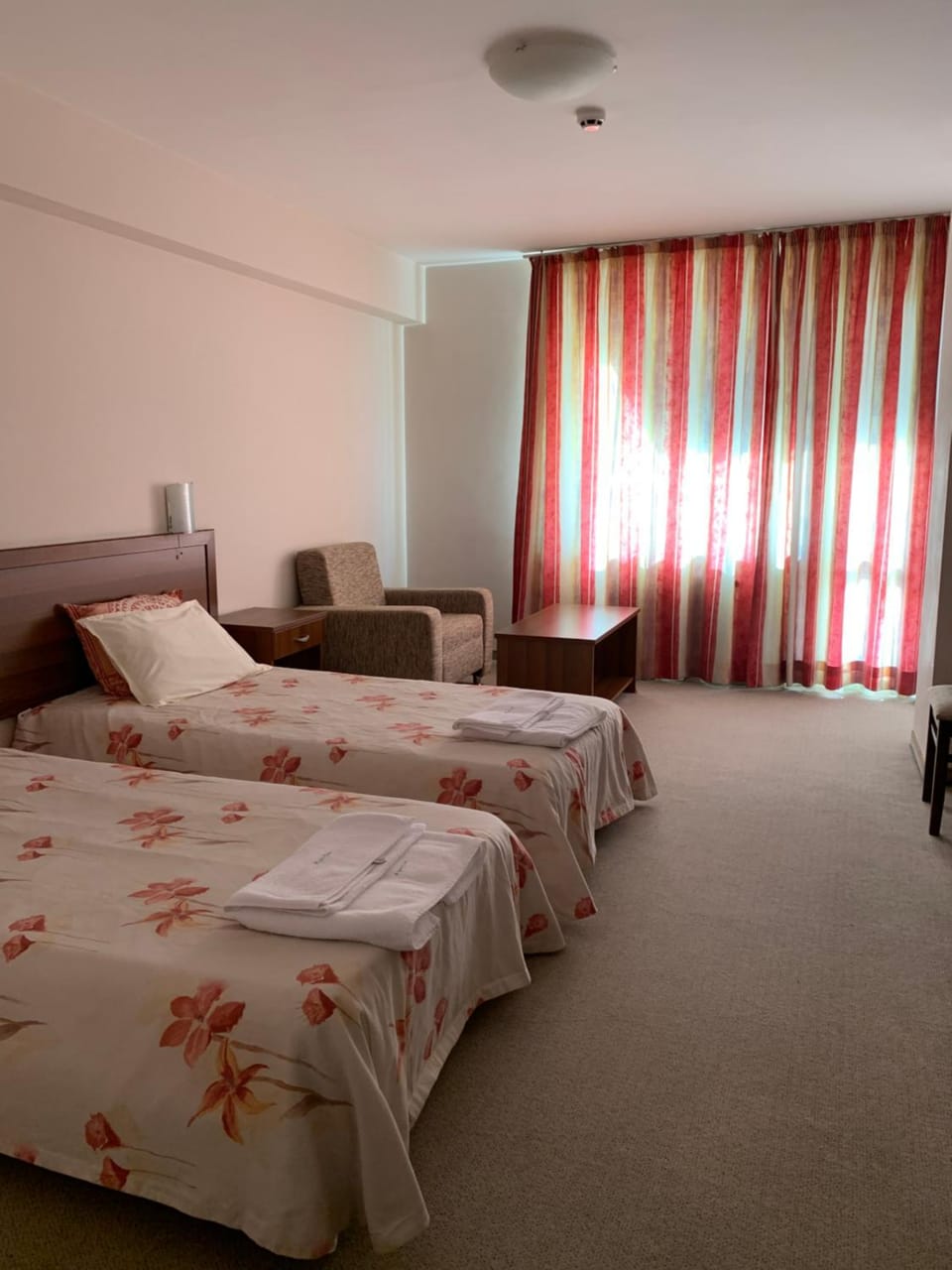 Bed, Photo of the whole room, Seating area