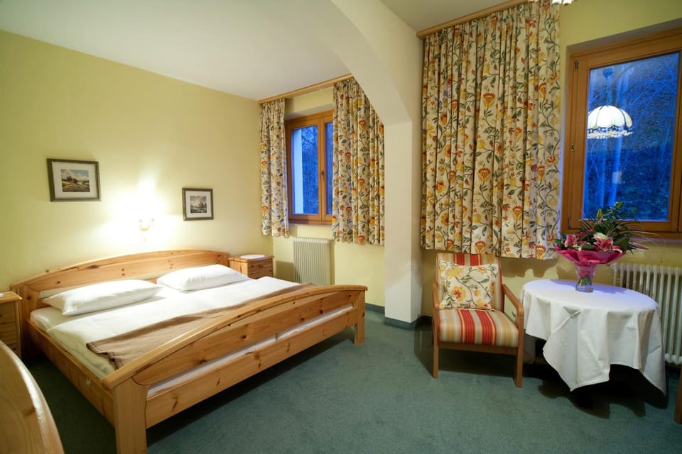 Bed, Photo of the whole room, Seating area, Bedroom