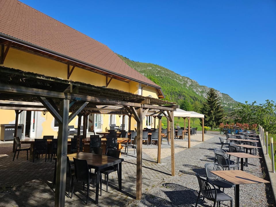 Restaurant/places to eat, Balcony/Terrace, Mountain view