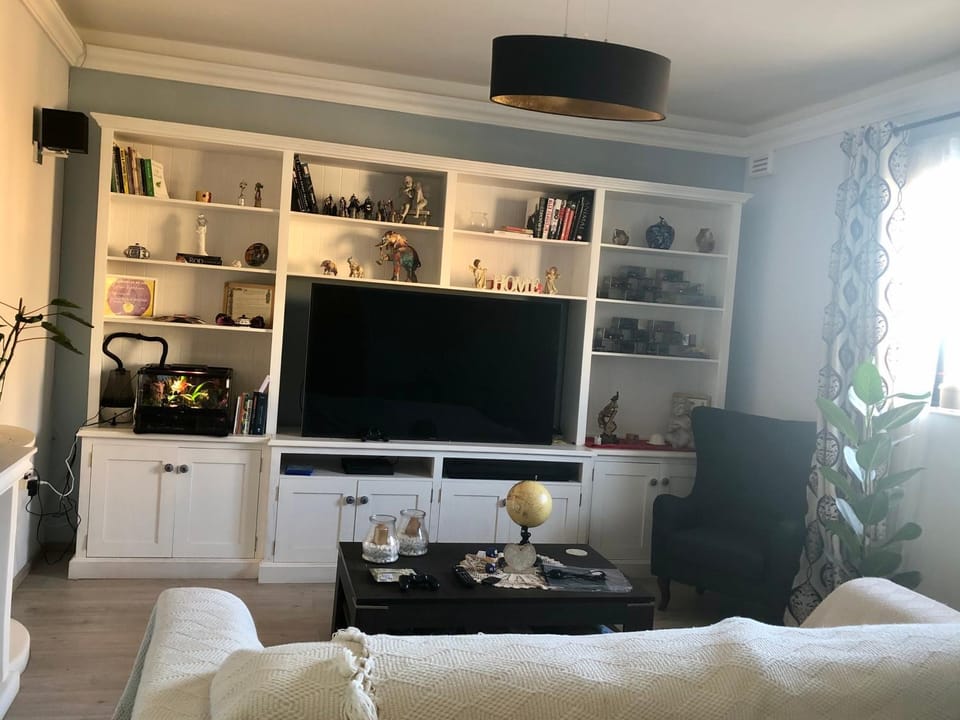 Spacious Private Room 5 Minutes from Malta Airport Private Bathroom Kitchen Access Quiet Area Friendly Labrador Candy Vacation rental in Malta
