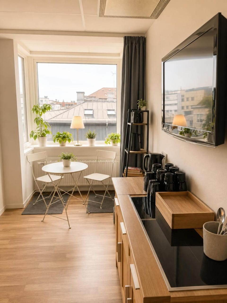 TV and multimedia, Kitchen or kitchenette, Living room, Seating area, Dining area
