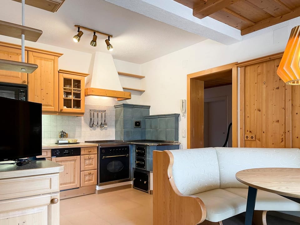 Dining area, kitchen