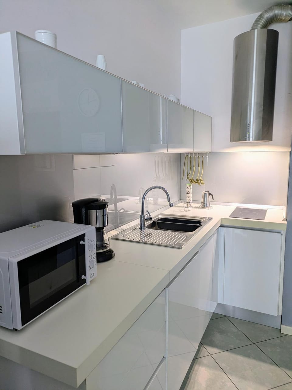 Kitchen or kitchenette, dishwasher, stove