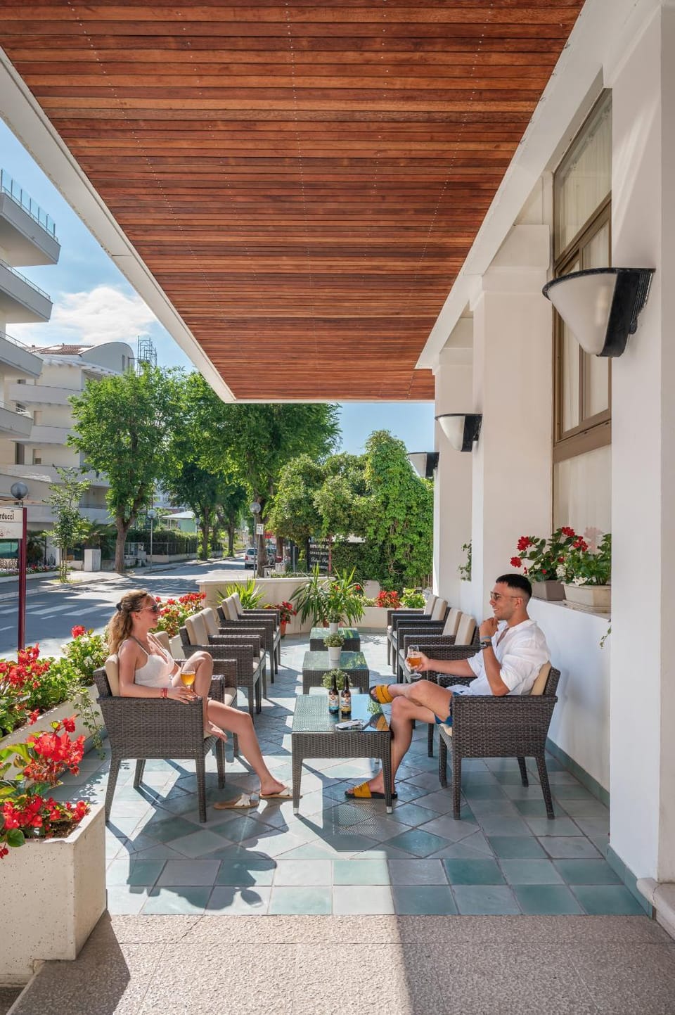 People, Balcony/Terrace, Seating area, Evening entertainment, Guests