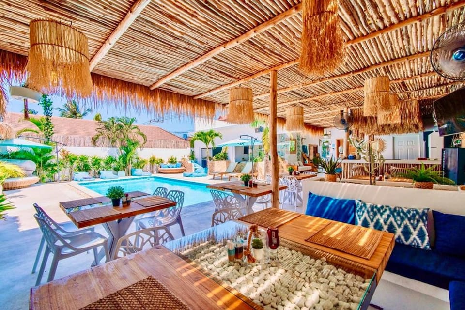 Restaurant/places to eat, Pool view