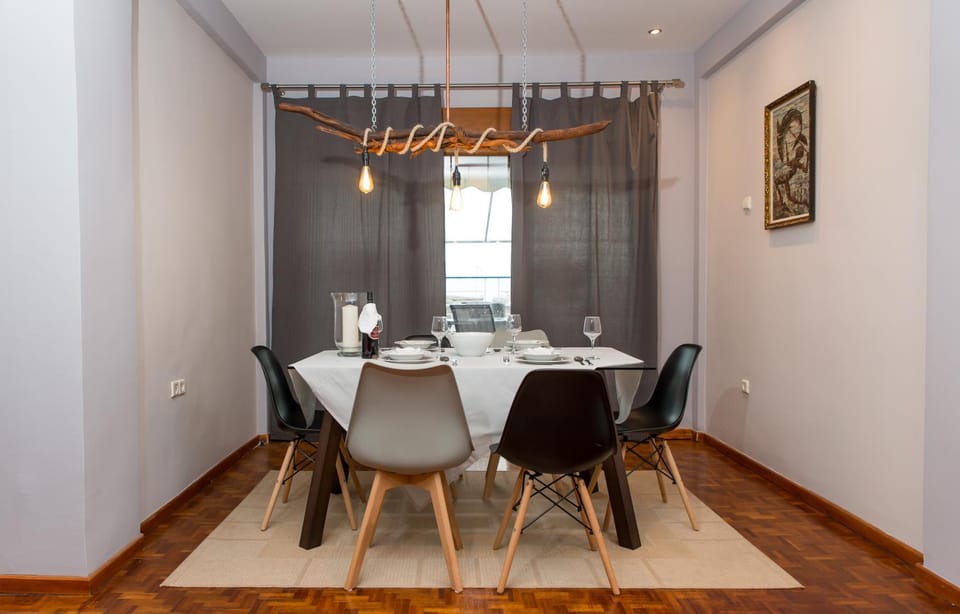 Photo of the whole room, Dining area