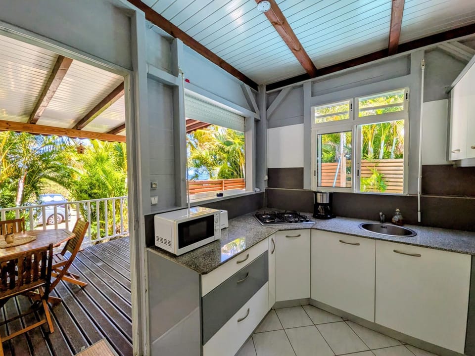Kitchen or kitchenette, Dining area, oven, stove, toaster