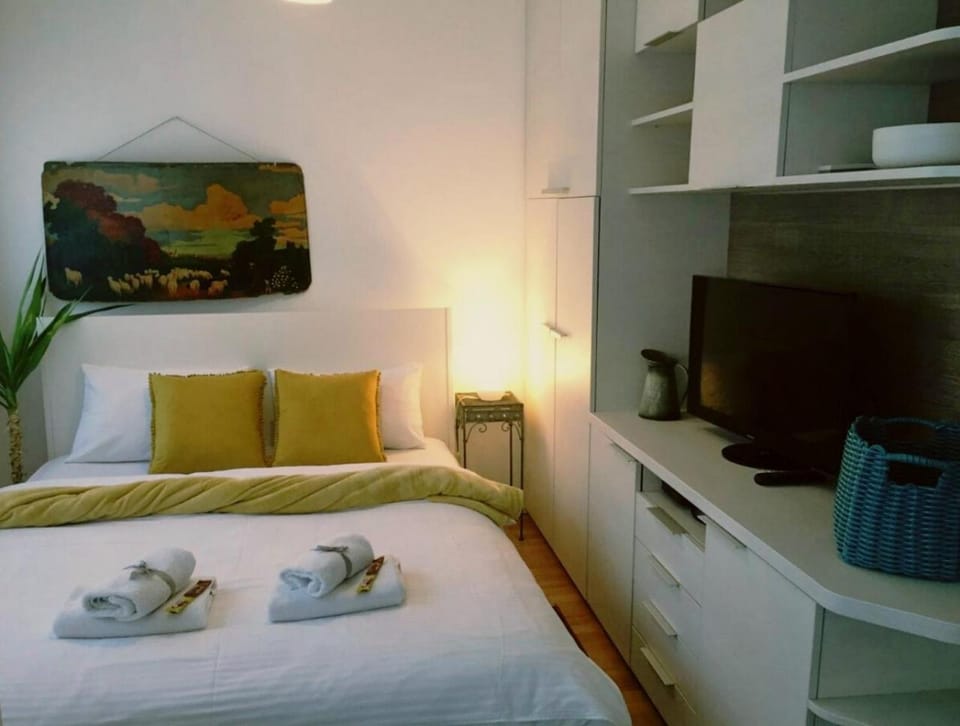 Bed, TV and multimedia, Bedroom