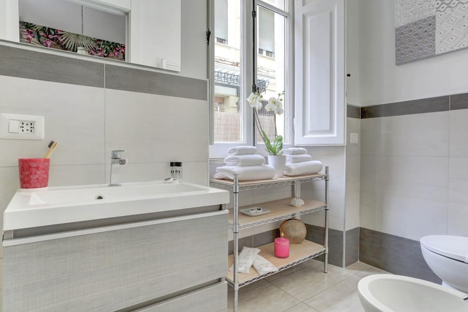 Shower, Toilet, Bathroom, bidet, towels