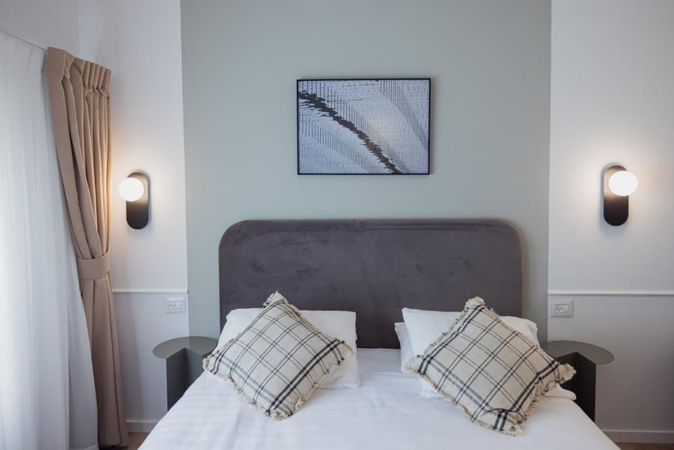 Bed, Living room, Photo of the whole room, Seating area, Bedroom