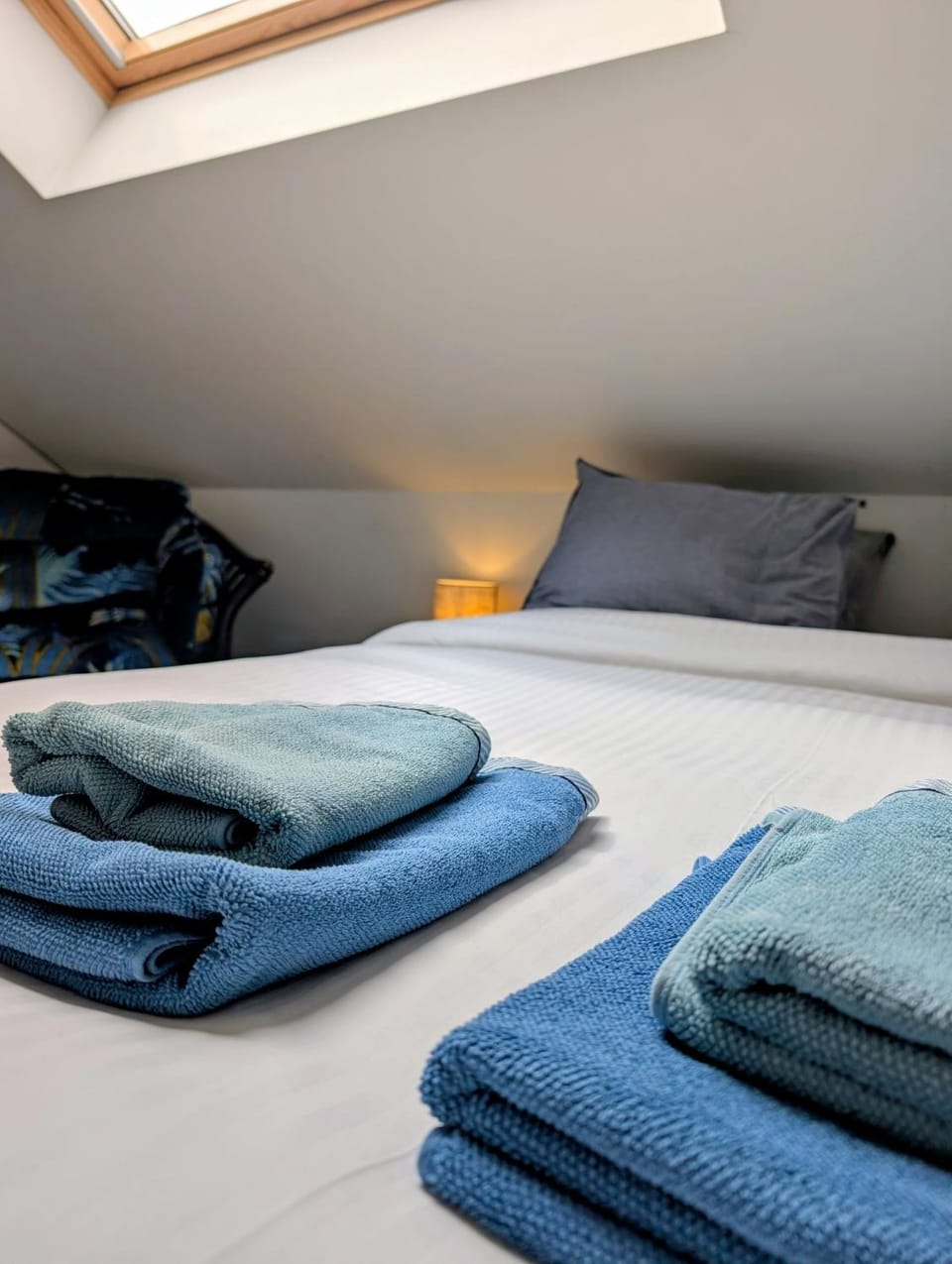 Bed, Bedroom, towels