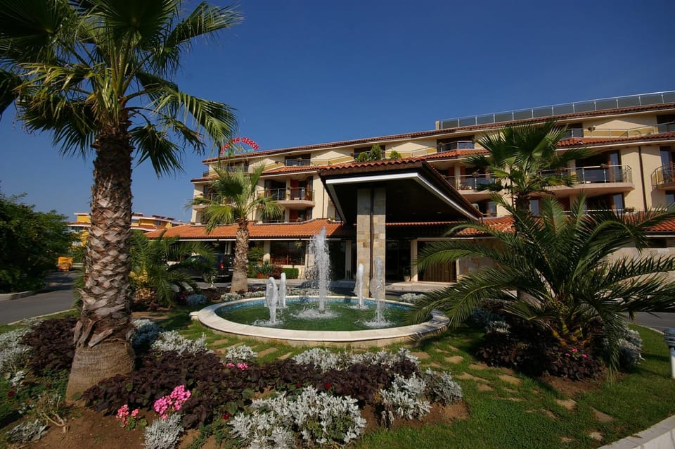 Property building, Patio, Facade/entrance