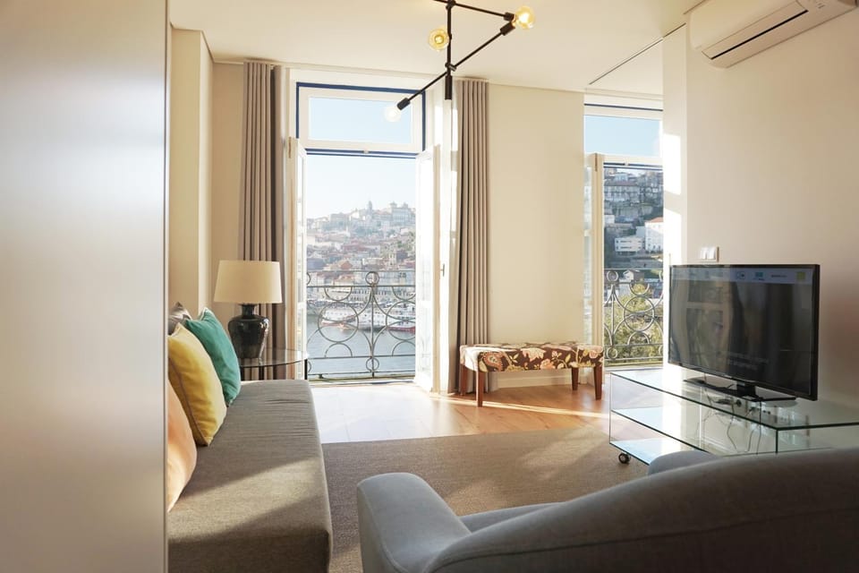 TV and multimedia, Living room, City view, River view