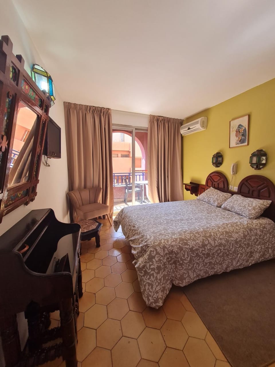 Photo of the whole room, Bedroom
