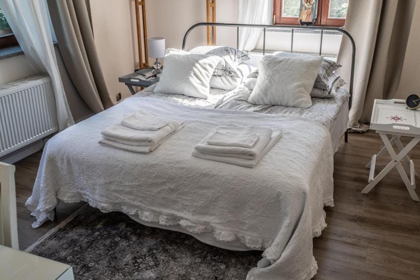Bed, Photo of the whole room, Bedroom, internet, towels